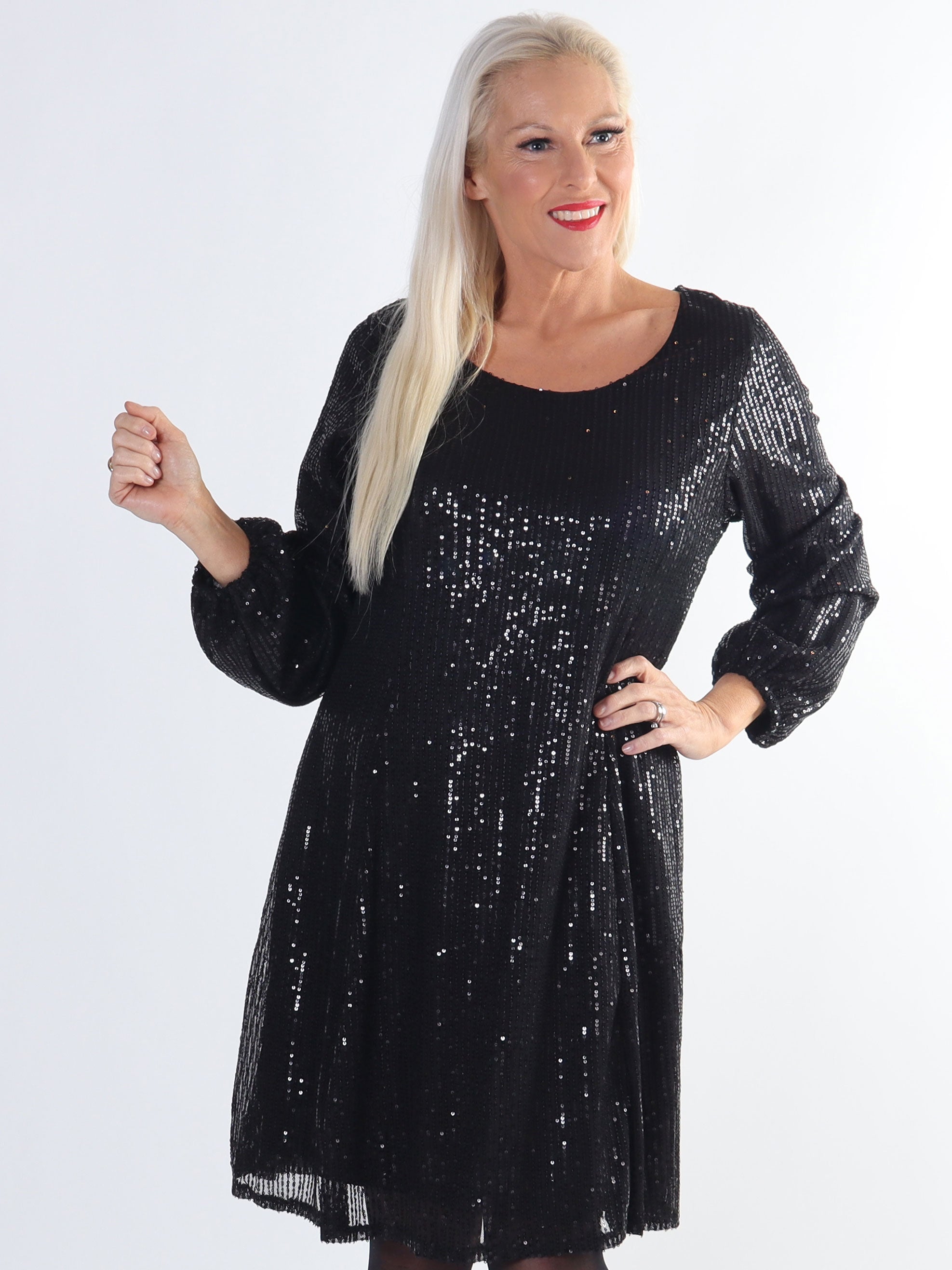 Maj Glitter L/S - Sød plus size paillet kjole der går ud i A facon